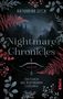 „KATHARINA SECK, Nightmare Chronicles, Ein Fluch, aus Albträumen geboren, ROMAN.“ Ein Wald im Nebel umgeben von roten und silbernen Blättern.