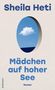 „Sheila Heti“, „Mädchen auf hoher See“, „Roman“. Illustration: Wolke und Seeausschnitt in ovalem Fenster.
