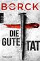 „DIE GUTE TAT“ in fetten Buchstaben, darunter „THRILLER“. In der Mitte ein Nagel, roter Pinselstrich dahinter., Buch