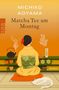 "MICHIKO AOYAMA. Matcha Tee am Montag. rororo. ROMAN. Eine Frau im Kimono sitzt vor Teeutensilien, eine Katze schläft.", Buch