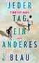 "Jeder Tag ein anderes Blau" von Timothy Paul. Zwei Personen gehen auf sandigem Hintergrund, ihre Schatten sind sichtbar., Buch