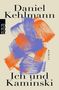 „Daniel Kehlmann, Ich und Kaminski, Roman“. Farbenfrohe abstrakte Illustration in Blau und Orange, Logo links., Buch