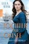 Ulla Rask, Tochter der Ostsee. Salz, Gold und Freiheit. Frau in blauem Kleid vor historischem Hafen mit Segelschiff.