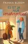 Titel: Es ist ja nur vorübergehend. Zwei Frauen in Flur, eine ältere mit Pflanze und Gepäck, eine jüngere überrascht., Buch