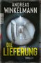 Text: „Andreas Winkelmann“, „Die Lieferung“, „Thriller“. Unscharfer Flur durch ein Fischaugenobjektiv betrachtet., Buch