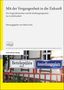 Text oben: "Mit der Vergangenheit in die Zukunft", unten Straßenschilder: "Betelepülés" und "Ansiedlungsplatz"., Buch