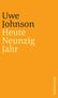 „Uwe Johnson. Heute Neunzig Jahr“ steht in schwarzer und weißer Schrift auf orangefarbenem Hintergrund. Links seitlich „Suhrkamp“.