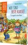 "kleine Lesehelden", "Wir sind erste Klasse!", "Es rappelt in der Kiste", fröhliche Kinder vor einer Schule im Comicstil., Buch