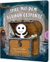 Titel: „SPIEL MIT DEM KLEINEN GESPENST“. Ein fröhliches Gespenst in einer offenen Schatztruhe, Spinnweben, Fledermaus., Buch