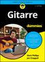 Gitarrenbuch für Anfänger. Junge spielt Gitarre, trägt Kopfhörer und lächelt. Buch von Mark Phillips, Jon Chappell., Buch