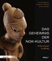 "Das Geheimnis der Nok-Kultur. Frühe Kunst in Afrika." Skulptur einer antiken, stilisierten Figur im Profil., Buch