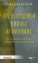 Titel: "Die Deutschen und die Atombombe". Untertitel: "Eine Geschichte von Angst, Ambivalenz und Verantwortung". Braun-grünes Bombenelement. Logos: "HERDER" und "wbgTheiss"., Buch