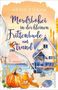 „Mordsbohei in der kleinen Frittenbude am Strand“ steht groß auf einem Strandmotiv mit Möwe, Kürbis und einer blauen Hütte., Buch