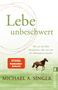 Titel: "Lebe unbeschwert". Untertitel: "Wie wir die Welt akzeptieren, ohne uns von ihr abhängig zu machen". Bild: Pferd auf grüner Fläche., Buch