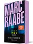 Text: „Marc Raabe“, „Das Versprechen“, „Thriller“. Im Hintergrund sind unscharfe Lichter auf Wasser zu sehen., Buch