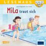 "Mila traut sich" steht über drei Kindern am Schwimmbad. Zwei sitzen am Beckenrand, eins mit Schwimmflügeln.