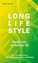 Text: "LONG. LIFE. STYLE. Maximal vital - von heute bis 100." Hintergrund: grüne DNA-Helix-Illustration., Buch