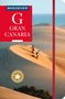 "BAEDEKER GRAN CANARIA" in Weiß auf rotem Hintergrund. Zwei Personen laufen eine Sanddüne hinab mit Meer im Hintergrund.