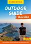 Titel: "Outdoor Guide Korsika". Eine Frau mit Rucksack blickt auf eine Küstenlandschaft mit Turm und Meer., Buch