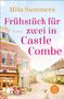 „Frühstück für zwei in Castle Combe“ von Mila Summers. Ein malerischer Dorfplatz mit Gasthaus und Hund.