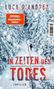 Titel: "In Zeiten des Todes". Autor: Luca D'Andrea. Eine schneebedeckte Waldszene mit Person folgt einem Pfad.