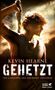 "Kevin Hearne, Gehetzt. Die Chronik des eisernen Druiden." Ein Mann mit Schwert und intensiver Beleuchtung., Buch