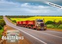 "ROADTRAINS 2021" und "FERNFAHRER KALENDER" zeigt einen großen LKW mit mehreren Anhängern auf einer Straße vor Feldern.