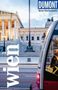 Text: DUMONT Reise-Taschenbuch, wien. Eine Straßenbahn vor einem historischen Gebäude mit Säulen., Buch