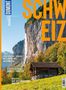 Bildatlas Schweiz, spektakuläre Thermen, Wellness mit Alpenblick. Gletscherschmelze Endzeit fürs Eis. Wandern auf historischen Routen. Vordergrund: Holzhaus, Hintergrund: Wasserfall, steile Klippe, Wald., Buch