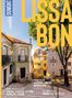 Große gelbe Schrift: "LISSABON". Kopfsteinpflasterstraße, bunte alte Gebäude, Bäume, mediterranes Flair., Buch