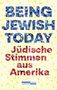 Text: "Being Jewish Today: Jüdische Stimmen aus Amerika." Bunte, mosaikartige Buchstaben vor einem gelben Hintergrund., Buch