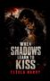 "When Shadows Learn to Kiss" und "Estela Hardy". Dunkle Szene mit Paar, einer Burg und rotem Mond im Hintergrund., Buch