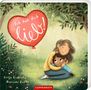„Ich hab dich lieb!“ steht auf einem roten Herz-Ballon. Eine Frau umarmt ein Kind in einem idyllischen Wald., Buch
