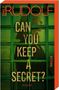Text: "CAN YOU KEEP A SECRET?" "EMILY RUDOLF" "THRILLER" "SCHERZ". Hintergrund: grüne Glasziegel, Silhouette erkennbar., Buch