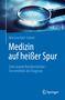 „Medizin auf heißer Spur“ von Martina Kahl-Scholz. Bild zeigt eine Lupe über einem Fingerabdruck., Buch