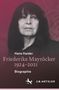 Titel: Hans Haider. Friederike Mayröcker 1924-2021. Biographie. Ein Schwarz-Weiß-Foto einer Frau vor rotem Hintergrund., Buch