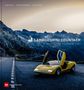 „Lamborghini Countach“ steht vor bergiger Kulisse. Ein gelbes Auto mit offenen Flügeltüren auf einer Straße., Buch