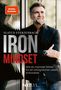 „Slatco Sterzenbach, Iron Mindset: Wie du mentale Stärke für ein erfolgreiches Leben entwickelst.“ Ein Mann lehnt lächelnd an einer Wand., Buch