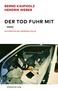 "DER TOD FUHR MIT" in schwarzer Schrift, darunter "Authentische Kriminalfälle". Ein Auto mit blutverschmierten Sitzen., Buch