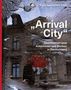 Text: „Arrival City. Geschichten vom Ankommen und Bleiben in Deutschland.“ Reflektion eines Hauses in Wasser.