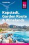 Kapstadt, Garden Route & Winelands. Südafrika. Küste mit Bergen im Hintergrund und blauem Himmel.