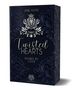 „Twisted Hearts“ steht in eleganten Buchstaben, darunter „Ruined by Love“. Oben ein Löwenwappen, florale Muster zieren den Hintergrund.