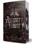 "Ashmere House. Sein dunkles Erwachen." Oben Name "L.M. Bicker". Düstere, gotische Szene mit Kronleuchter und alten Gemäuern.