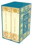 Zwei Bücher der Brüder Grimm in einem blauen Schuber. Aufschrift: "KINDER- UND HAUSMÄRCHEN" und "DEUTSCHE SAGEN"., Buch