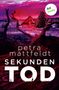 Text: „petra mattfeldt, SEKUNDEN TOD, dot books“. Ein ländliches, rot-violett getöntes Haus mit bizarren Baumstämmen., Buch