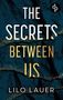 Text: "THE SECRETS BETWEEN US, LILO LAUER". Dunkler Hintergrund mit goldenen Sprenkeln. Oben rechts ist ein Logo., Buch