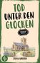 „Tod unter den Glocken“, „English Pub Mysteries“ auf Schild, „Stella Cameron“ unten. Illustration einer Kirche., Buch