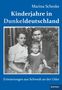 Marina Scheske, "Kinderjahre in Dunkeldeutschland", Erinnerungen aus Schwedt an der Oder. Es zeigt ein altes Familienfoto., Buch