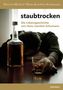 „staubtrocken. Die Lebensgeschichte von Hans-Joachim Schumann.“ Eine Person lehnt erschöpft am Tisch, neben Flasche und Glas., Buch