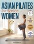 „ASIAN PILATES for Senior WOMEN“; Frau macht Pilates im hellen Raum. Vegane Rezepte und Übungen enthalten., Buch